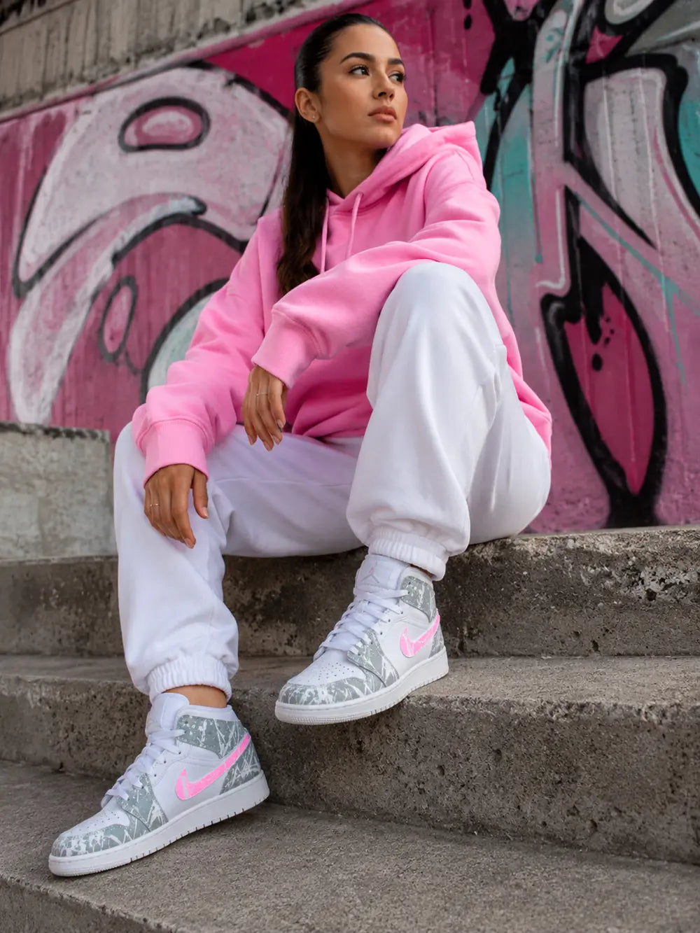 Air Jordan Mid custom premium gris clair et rose pastel fluo avec design artistique éclaboussures peinture.