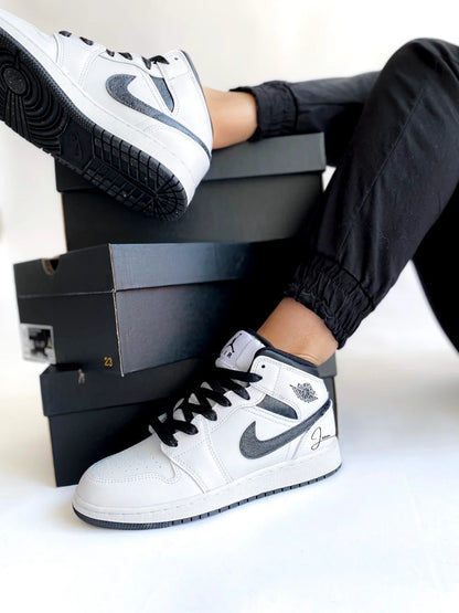 Basket Nike Air Jordan noire pailletée personnalisée, création artisanale premium