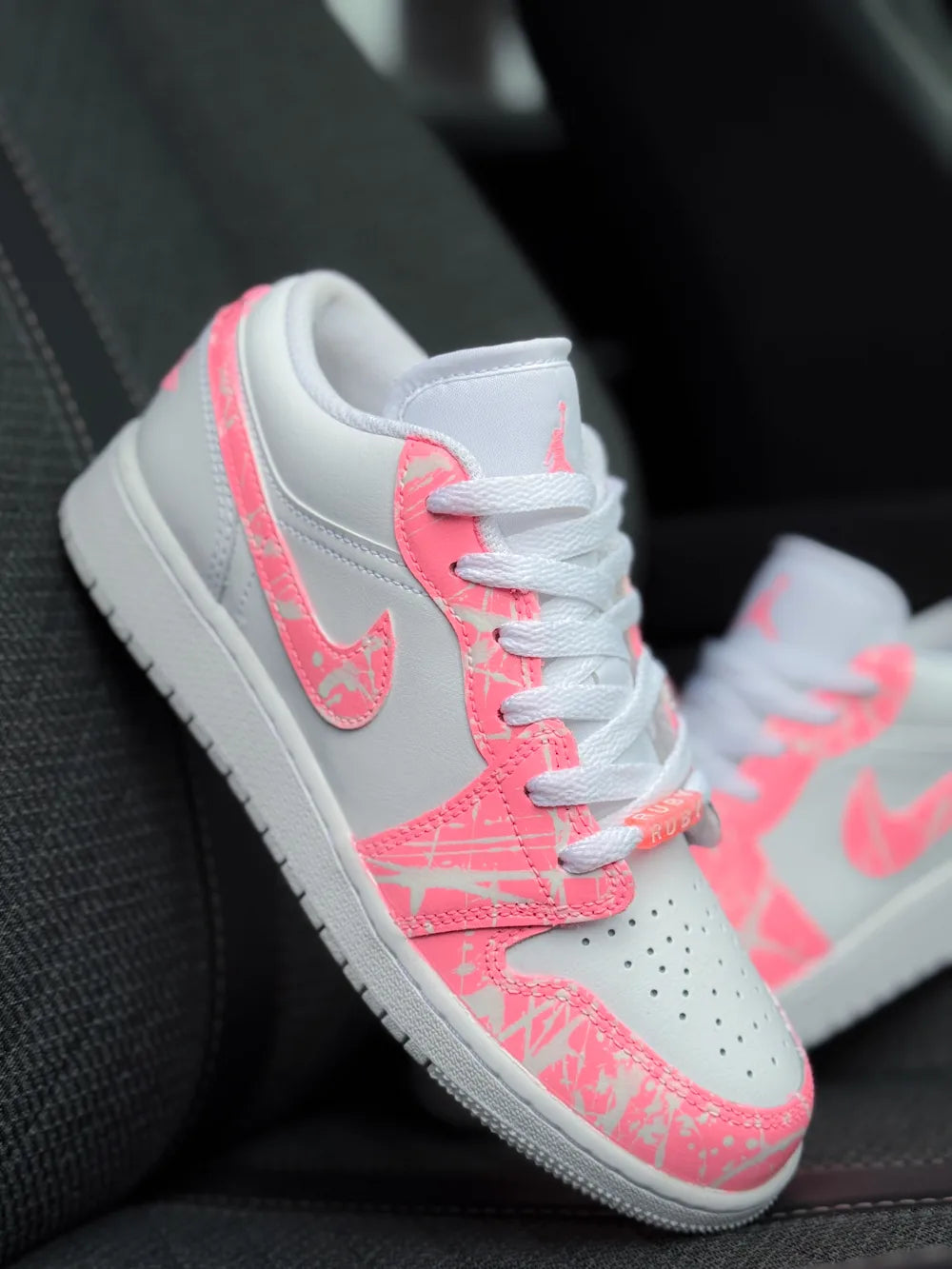 Détail de la couleur corail sur Air Jordan Low personnalisée