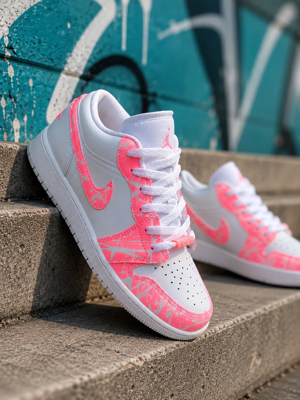 Air Jordan Low custom rose fluo pour femme, basket personnalisée artisanale au style streetwear moderne.