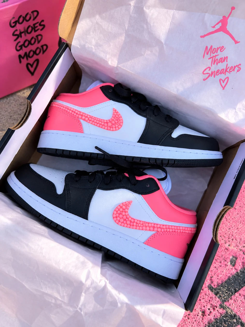 Air Jordan Low Noir Blanc Corail Strass
