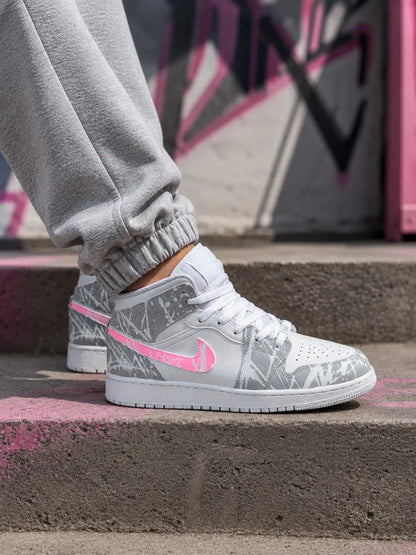 Air Jordan Low custom femme gris et rose fluo au style streetwear premium avec effet peinture abstraite et swoosh rose personnalisé.
