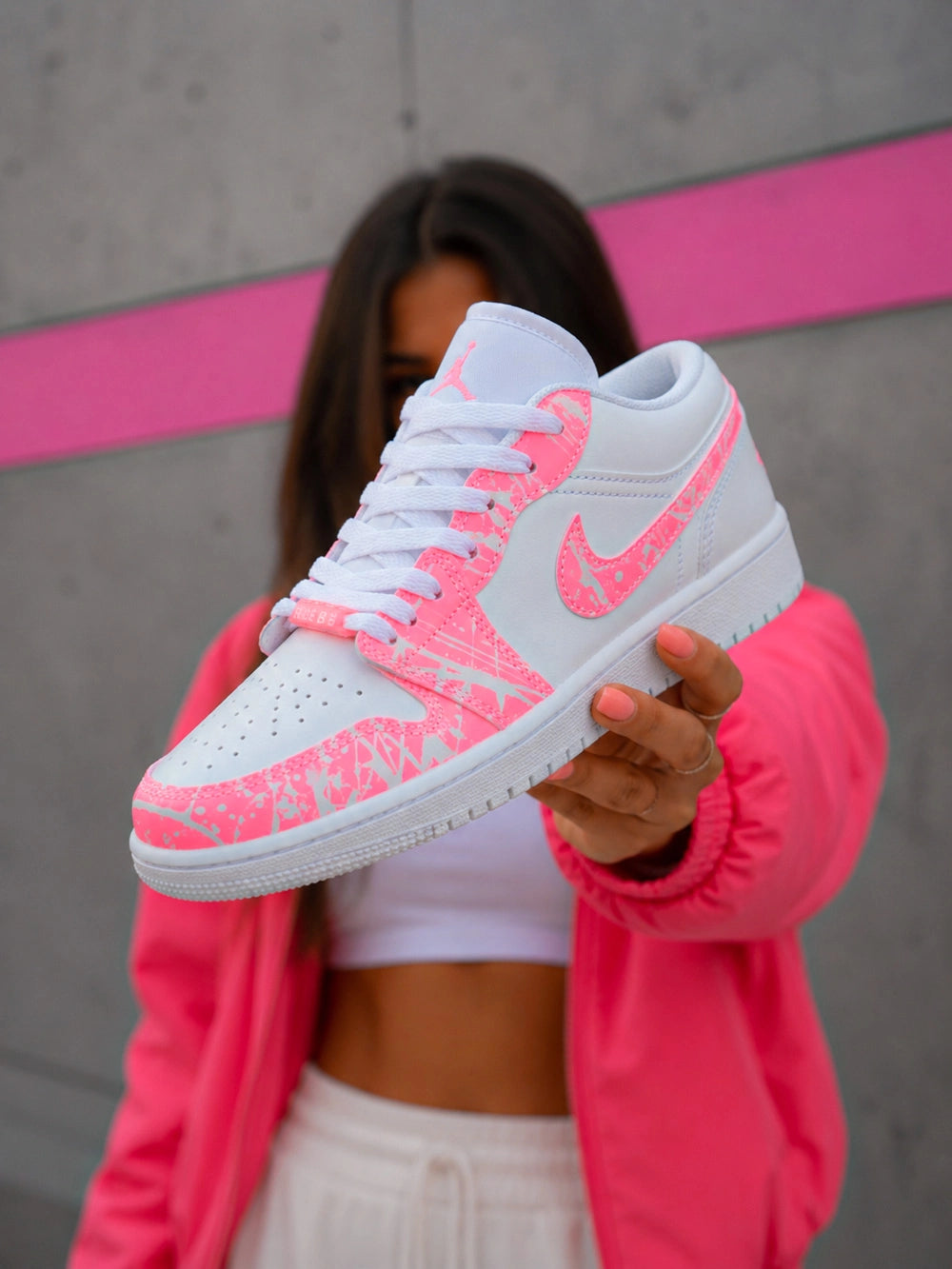 Air Jordan Low personnalisée rose fluo réalisée à la main pour un style unique et féminin.