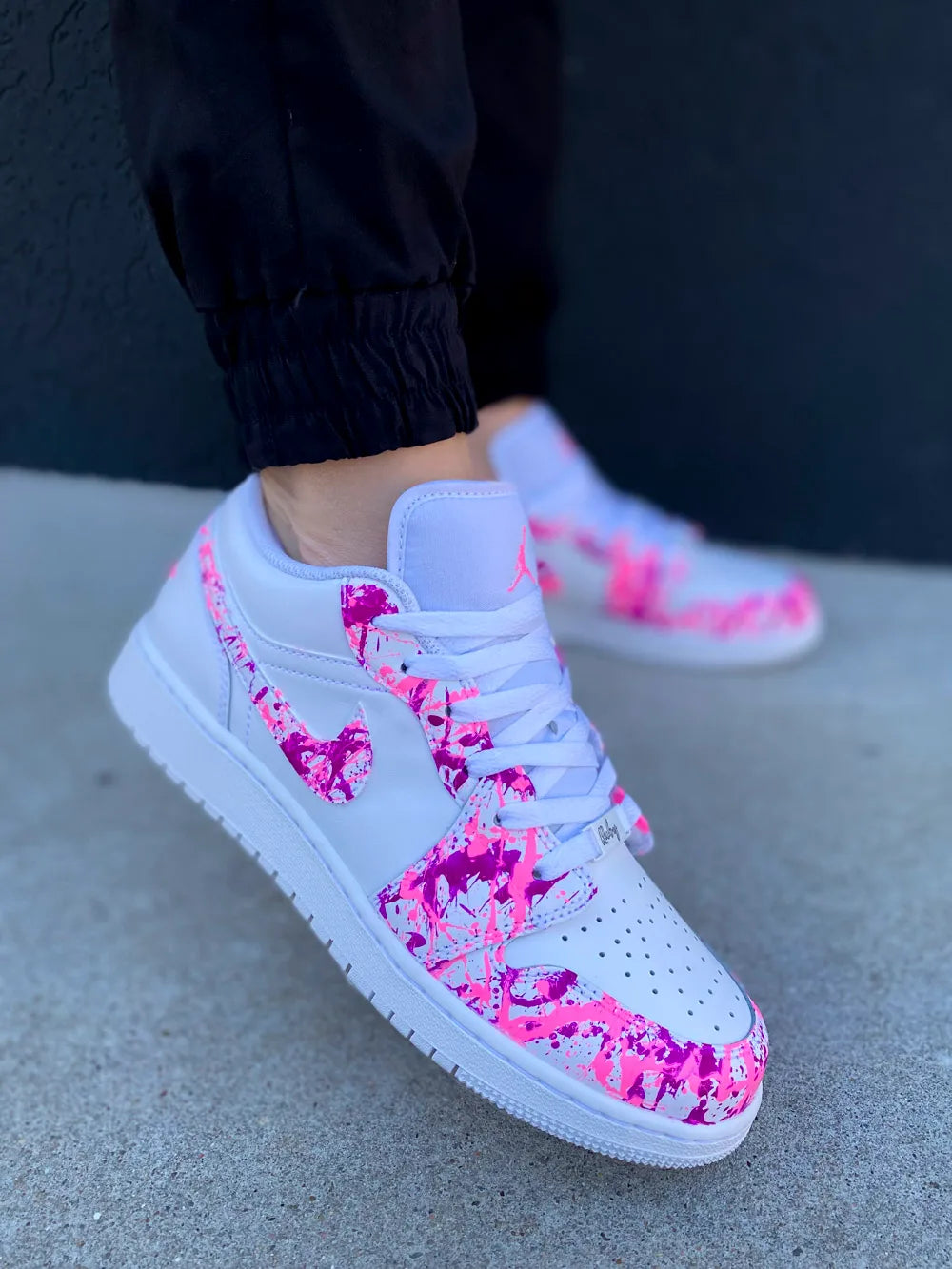 Sneaker Air Jordan Low rose fuchsia artisanale faite à la main