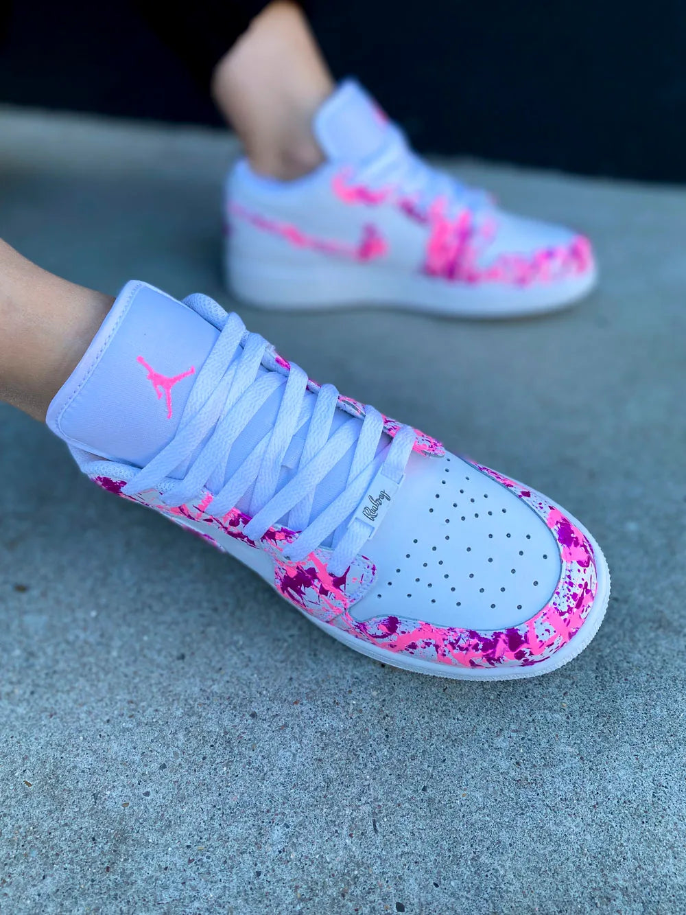Détail couleur rose et fuchsia sur Air Jordan Low personnalisée
