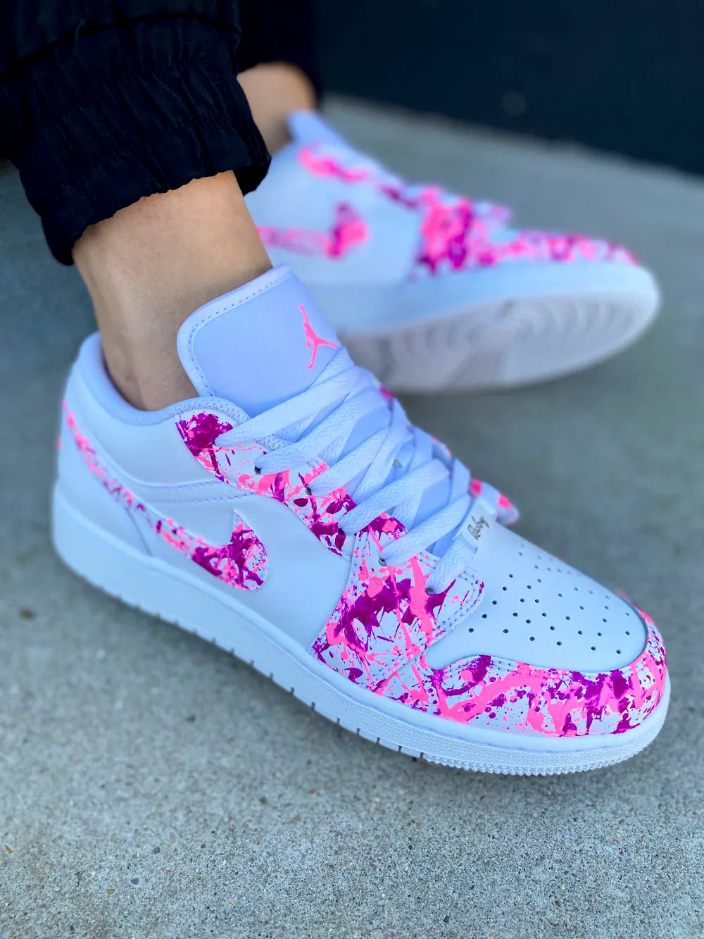 Air Jordan Low rose fuchsia personnalisée peinte à la main