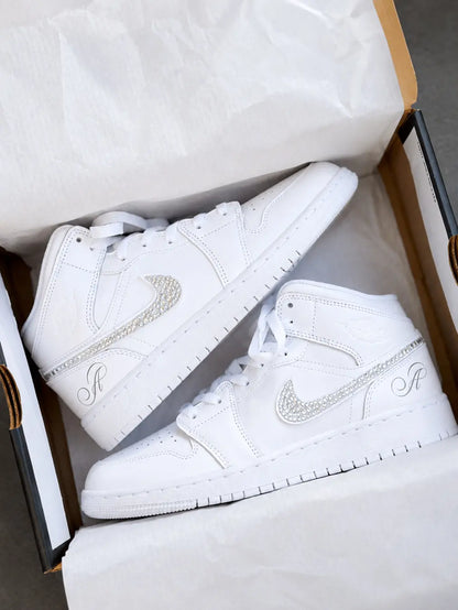 Jordan Mid blanche avec swoosh entièrement décoré de strass argentés et initiale personnalisée.