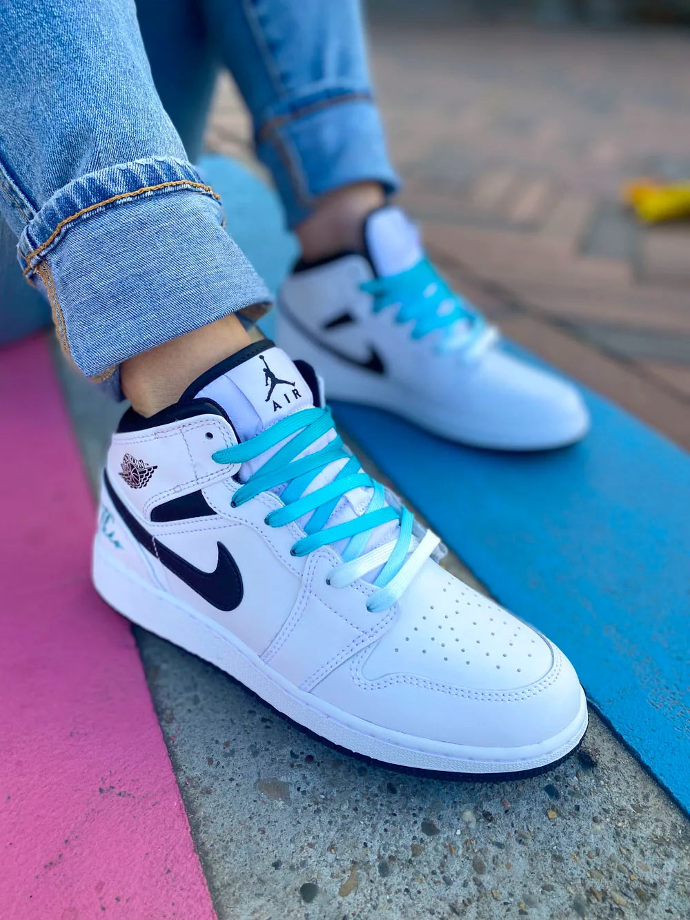 Détail de la couleur bleue sur Air Jordan Mid personnalisée