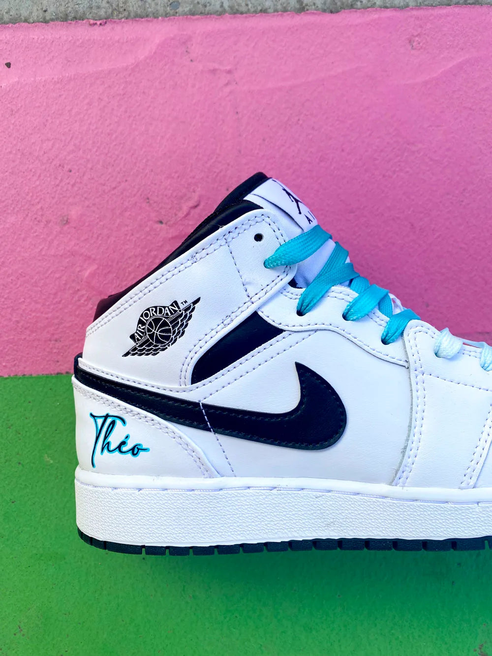 Personnalisation intégrée sur Air Jordan Mid bleue