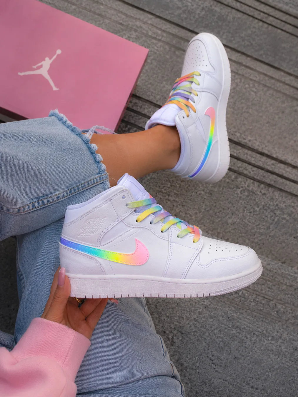 Air Jordan Mid personnalisée pastel avec lacets arc-en-ciel et swoosh dégradé, basket custom femme peinte à la main.