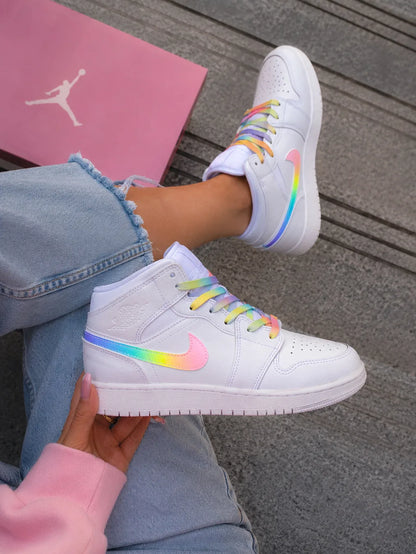 Air Jordan Mid personnalisée pastel avec lacets arc-en-ciel et swoosh dégradé, basket custom femme peinte à la main.