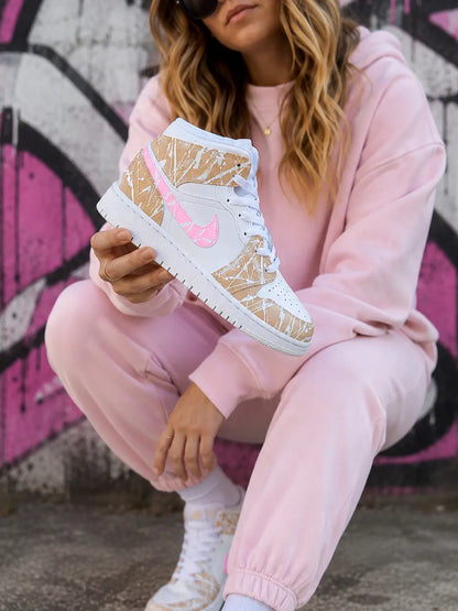 Sneakers Air Jordan Mid femme customisées avec swoosh rose pastel et motif splash beige fait main