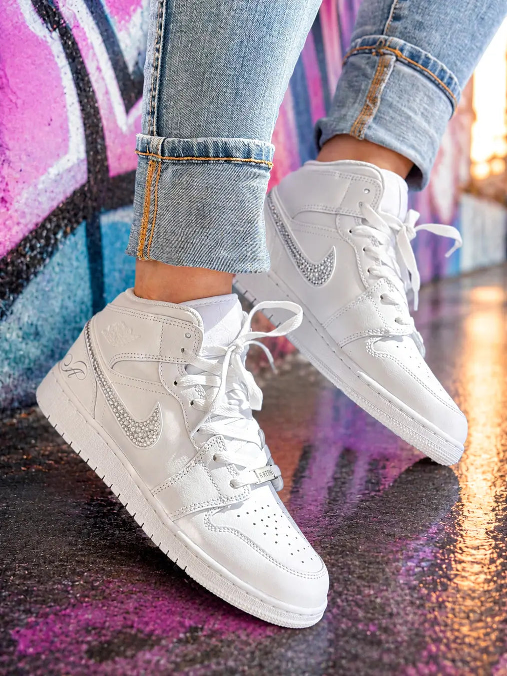 Basket Jordan blanche pour femme personnalisée avec strass et initiales sur le côté.