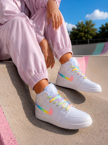 Air Jordan Mid custom pastel portée avec un jean clair, sneakers personnalisées femme aux couleurs arc-en-ciel.
