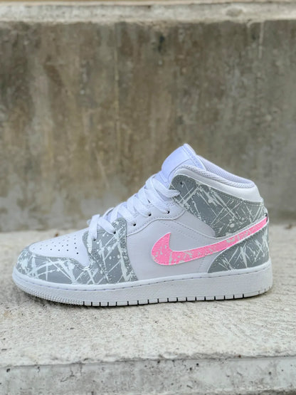 Détail des couleurs gris et rose sur Air Jordan Mid personnalisée