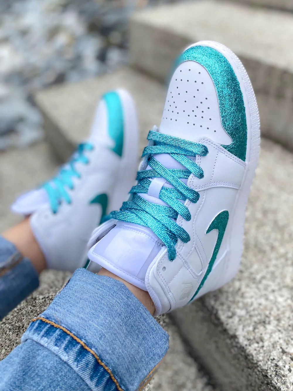 Détail paillettes bleues sur Air Jordan 1 Mid