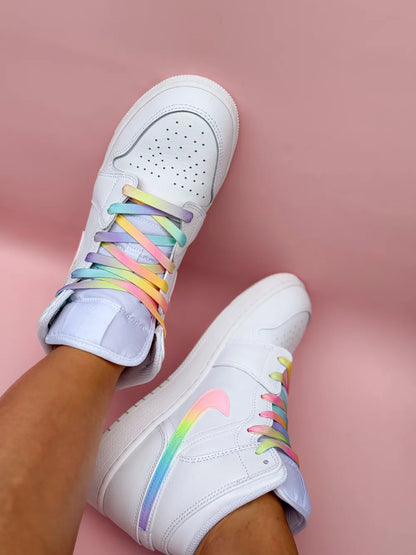 Détail de la peinture pastel réalisée à la main sur Air Jordan Mid