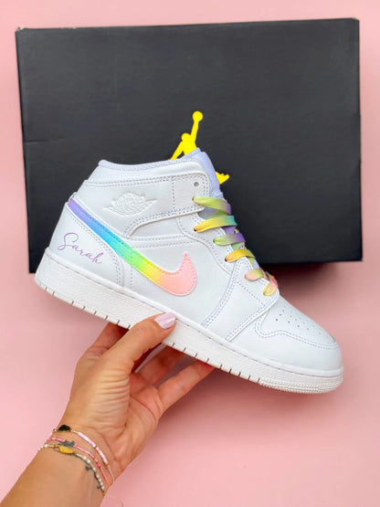 Personnalisation artisanale sur sneaker Nike Air Jordan Mid pastel