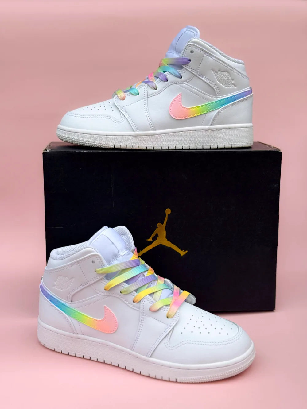 Air Jordan Mid pastel personnalisée peinte à la main, sneaker Nike artisanale