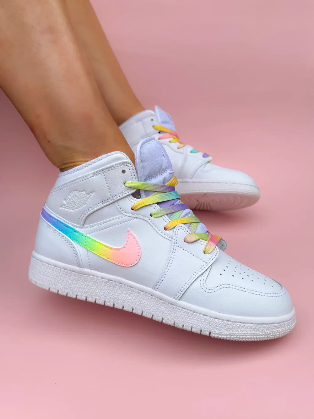 Sneaker Air Jordan Mid pastel personnalisée au style doux et premium