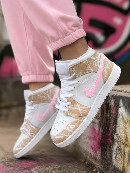 Sneakers Air Jordan Mid custom femme avec détails beige sable et swoosh rose pastel style urbain élégant