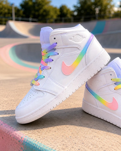 Détail de la Air Jordan Mid personnalisée avec swoosh pastel dégradé et lacets multicolores, création artisanale.