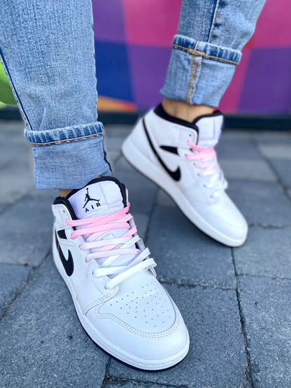 Détail de la couleur rose sur Air Jordan Mid personnalisée