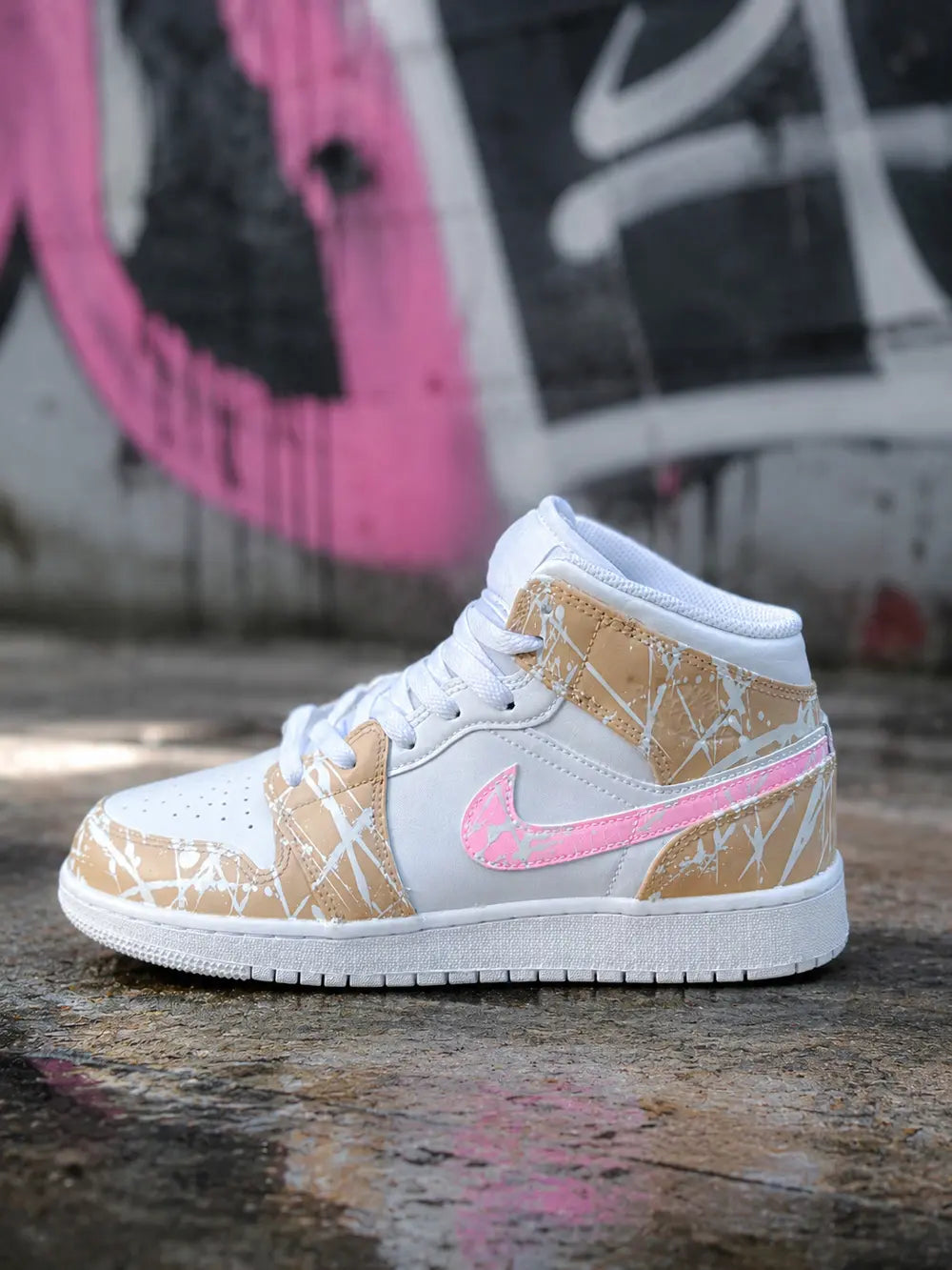 Basket montante Air Jordan Mid femme personnalisée beige nude et swoosh rose pastel style streetwear premium