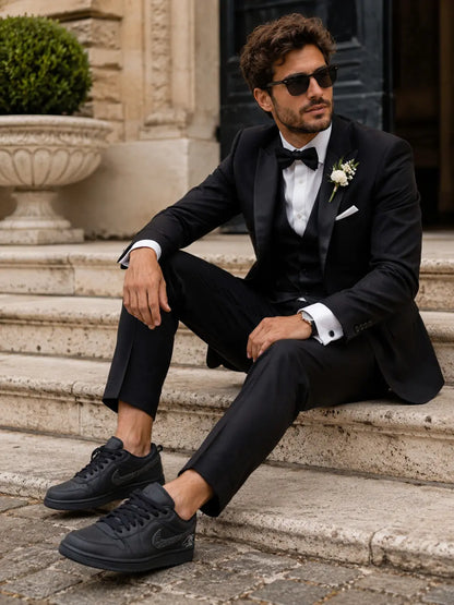 Air Jordan Low noire à strass personnalisée pour mariage homme, sneakers élégantes premium avec costume noir et finition luxe.
