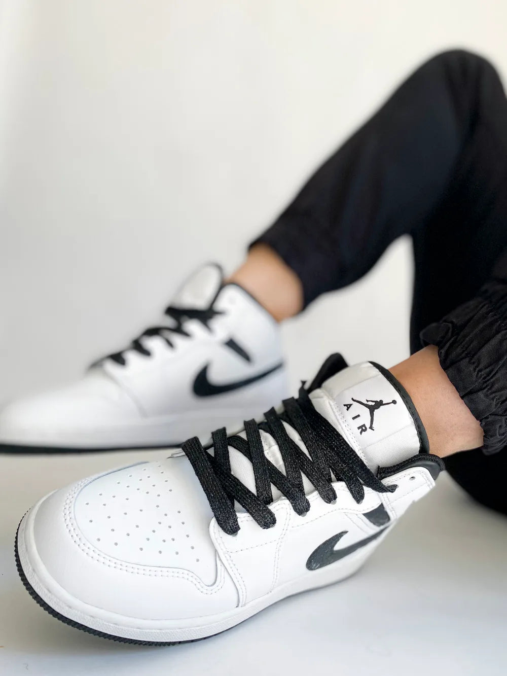 Finition arrière d’une Air Jordan noire glitter custom