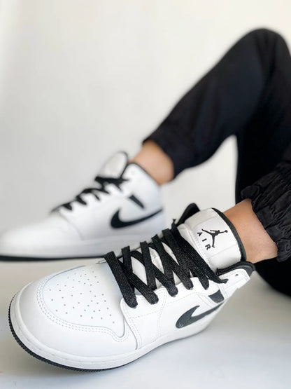 Finition arrière d’une Air Jordan noire glitter custom