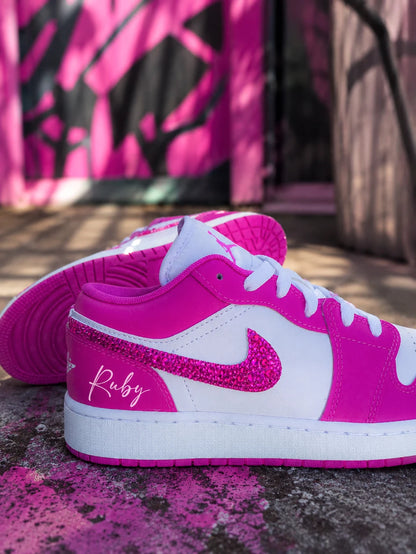 Air Jordan personnalisée rose fuchsia avec prénom Ruby et swoosh en strass personnalisé.