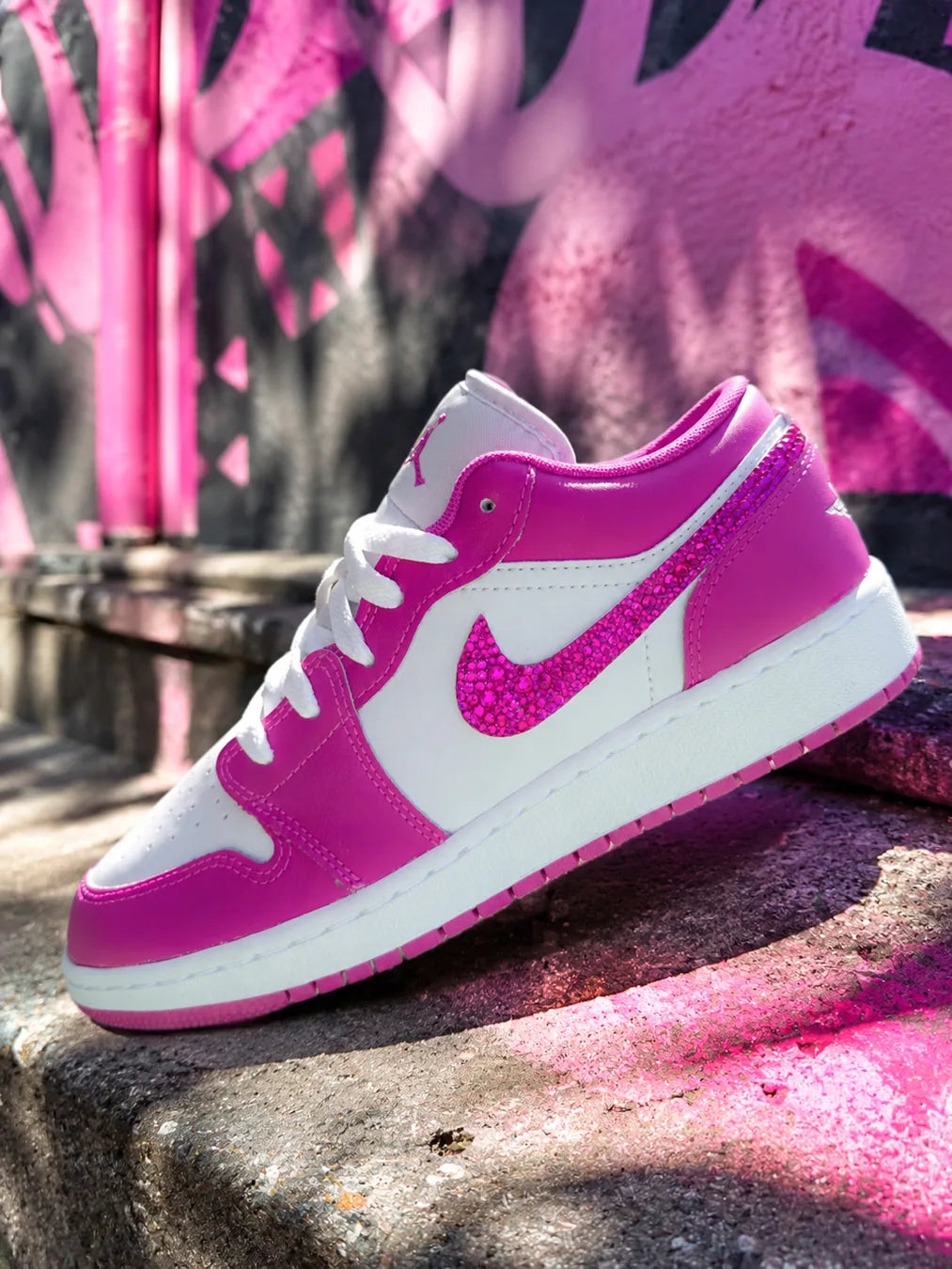Air Jordan personnalisée rose fuchsia avec swoosh en strass, basket femme custom artisanale.