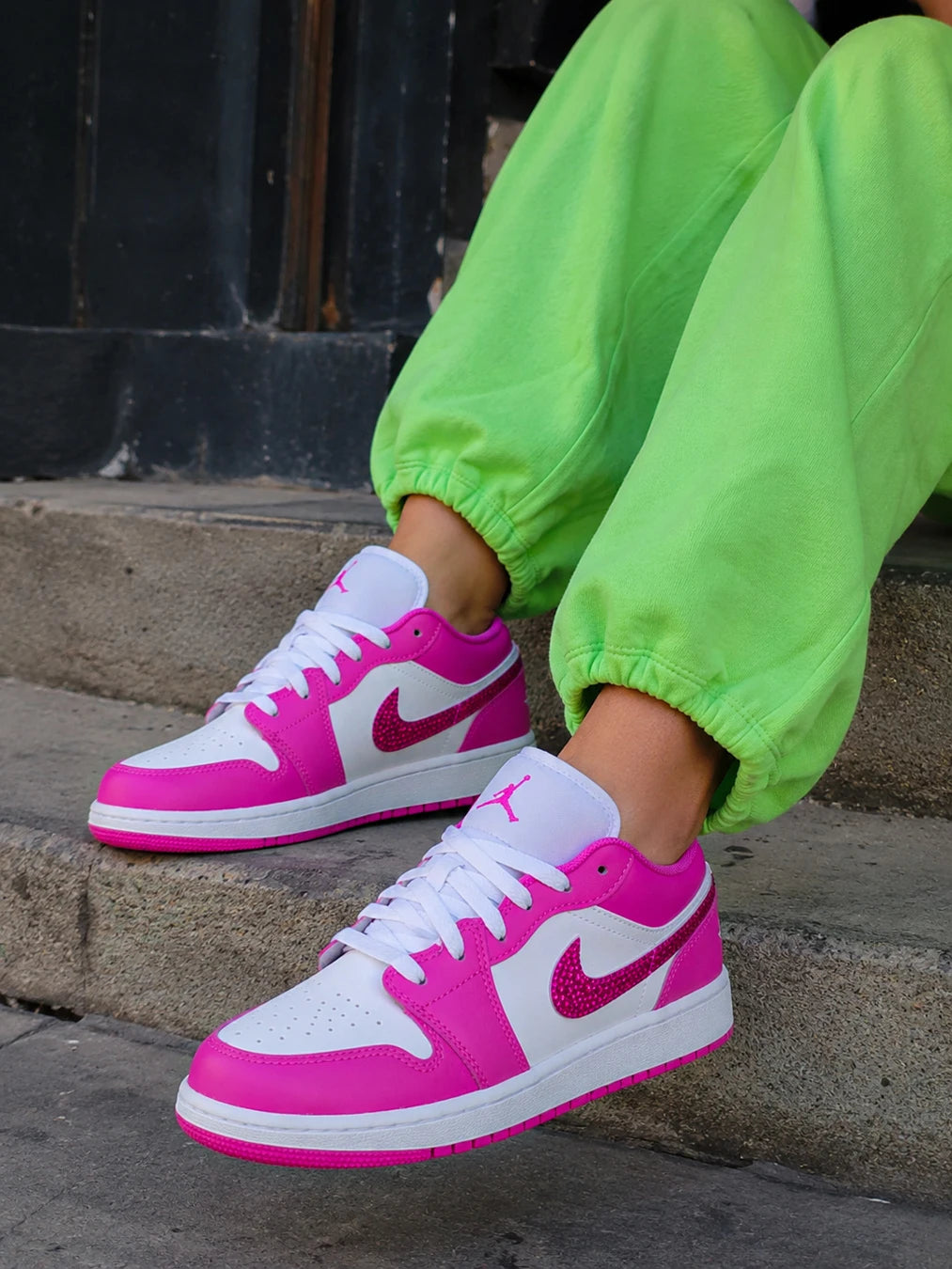 Air Jordan personnalisée rose fuchsia portée avec un look streetwear femme.