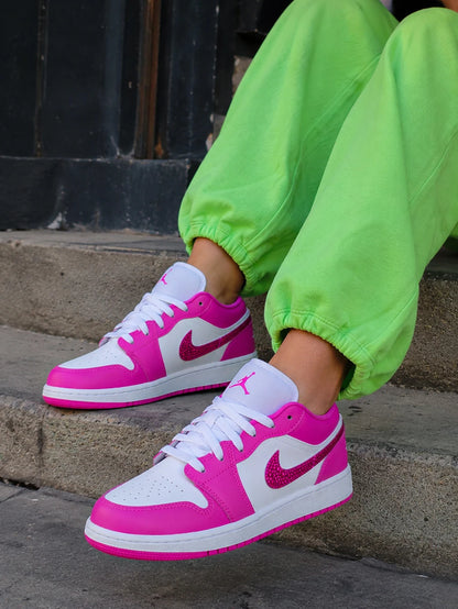 Air Jordan personnalisée rose fuchsia portée avec un look streetwear femme.