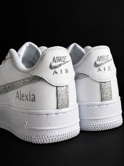 Air Force 1 custom blanche avec swoosh glitter argent et lacets pailletés argent, sneakers personnalisées femme style chic et mariage.