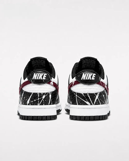 Vue arrière Nike Dunk Low personnalisée noire blanche et bordeaux avec finitions artistiques et design exclusif streetwear.