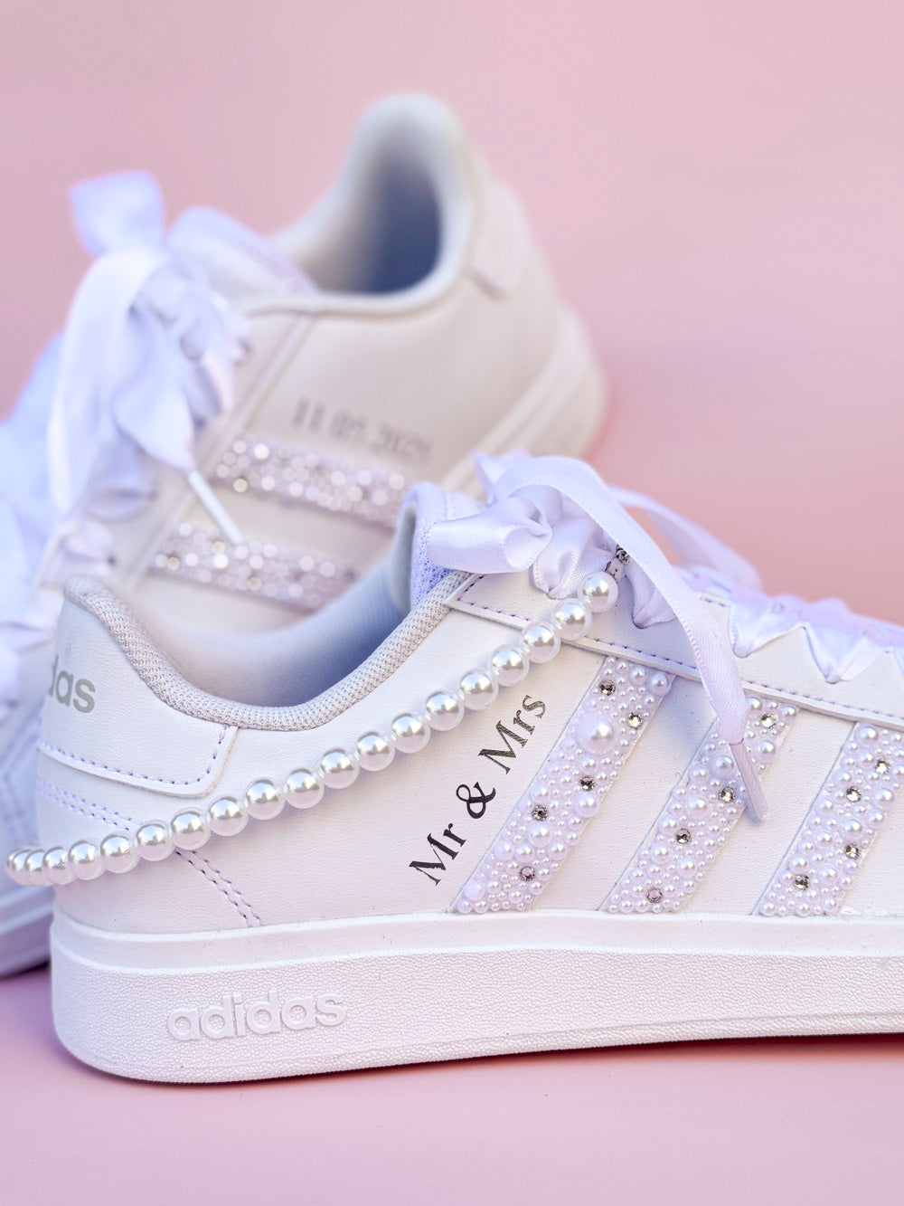 Bijoux de baskets en perles blanches