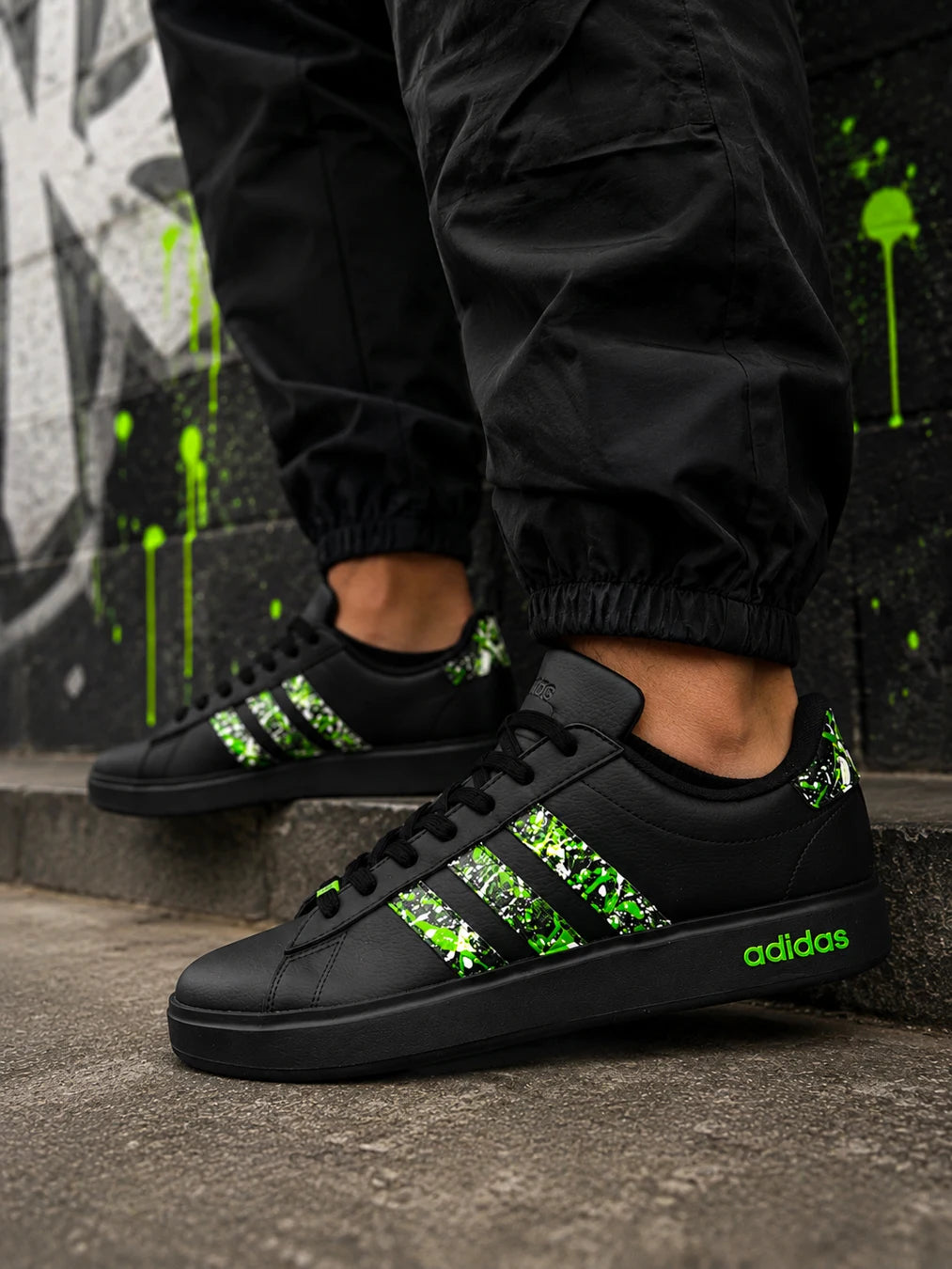 Grand Court 2.0 noire custom avec personnalisation vert fluorescent et blanche