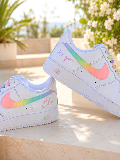 Nike Air Force 1 personnalisées pastel avec dégradé multicolore, prénoms personnalisés et inscription, création artisanale ColorSneak.