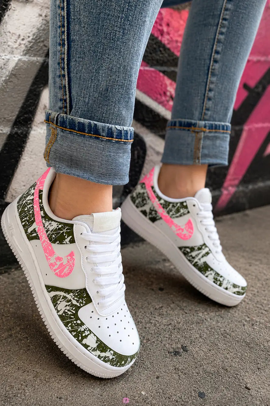 Basket Air Force 1 kaki rose custom portée avec jean, sneakers femme originales au style streetwear.