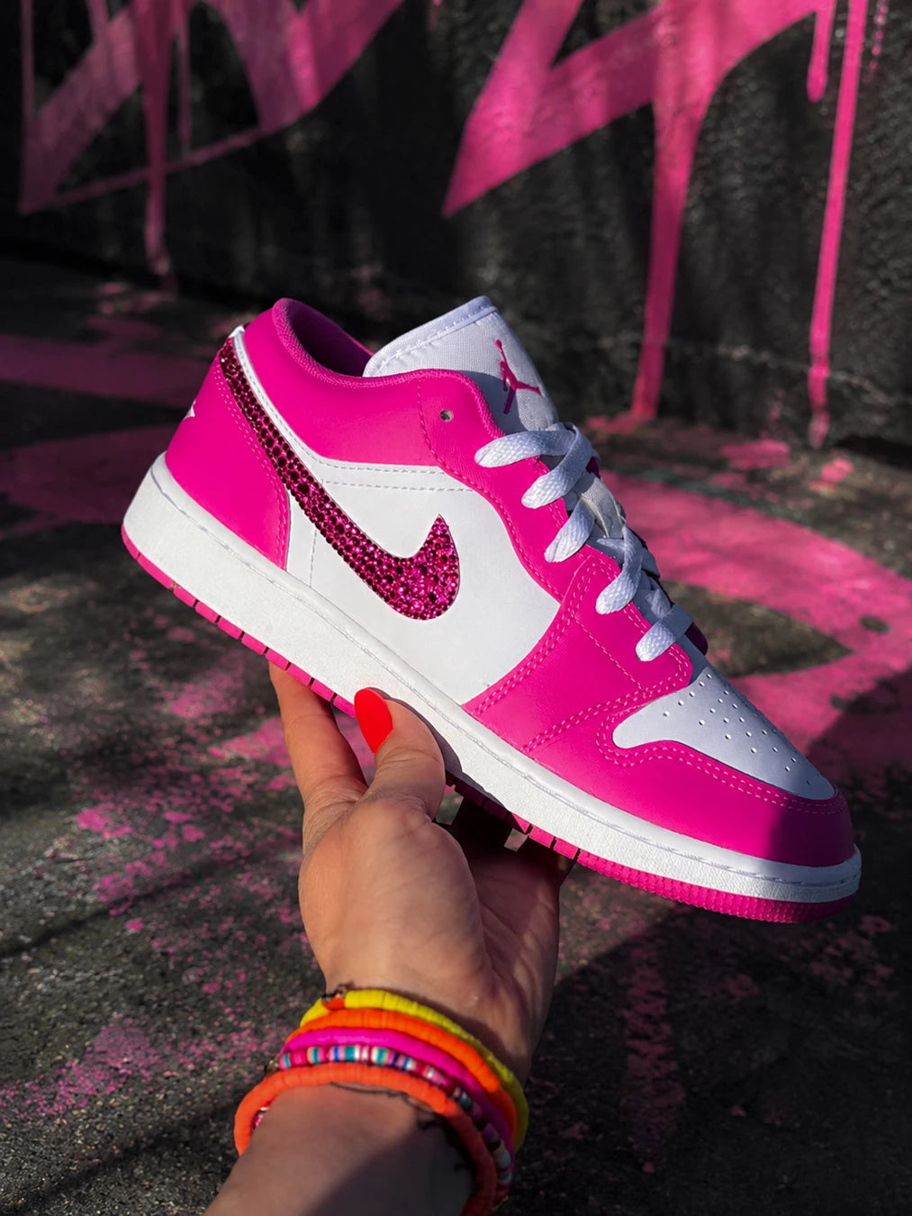 Basket Air Jordan custom rose fuchsia avec strass, création artisanale française.