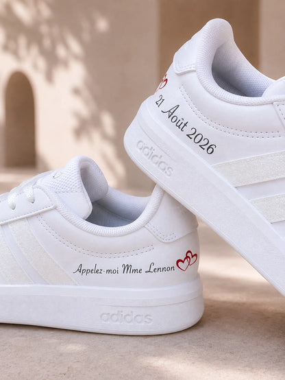 Détail d'Adidas Grand Court 3.0 personnalisée pour mariage avec inscription personnalisée et paillettes blanches.