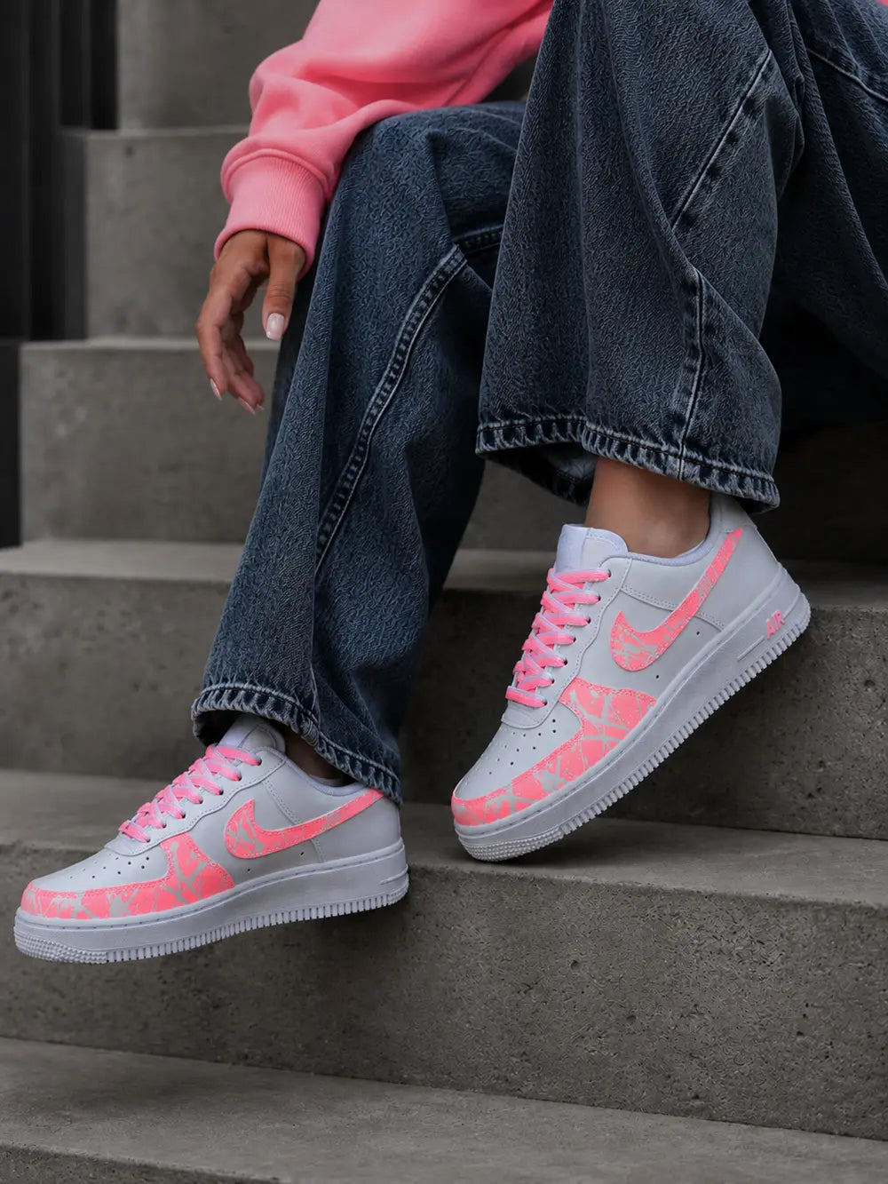 Basket custom corail femme portée avec jean foncé style streetwear, Nike Air Force 1 personnalisée premium corail pastel.