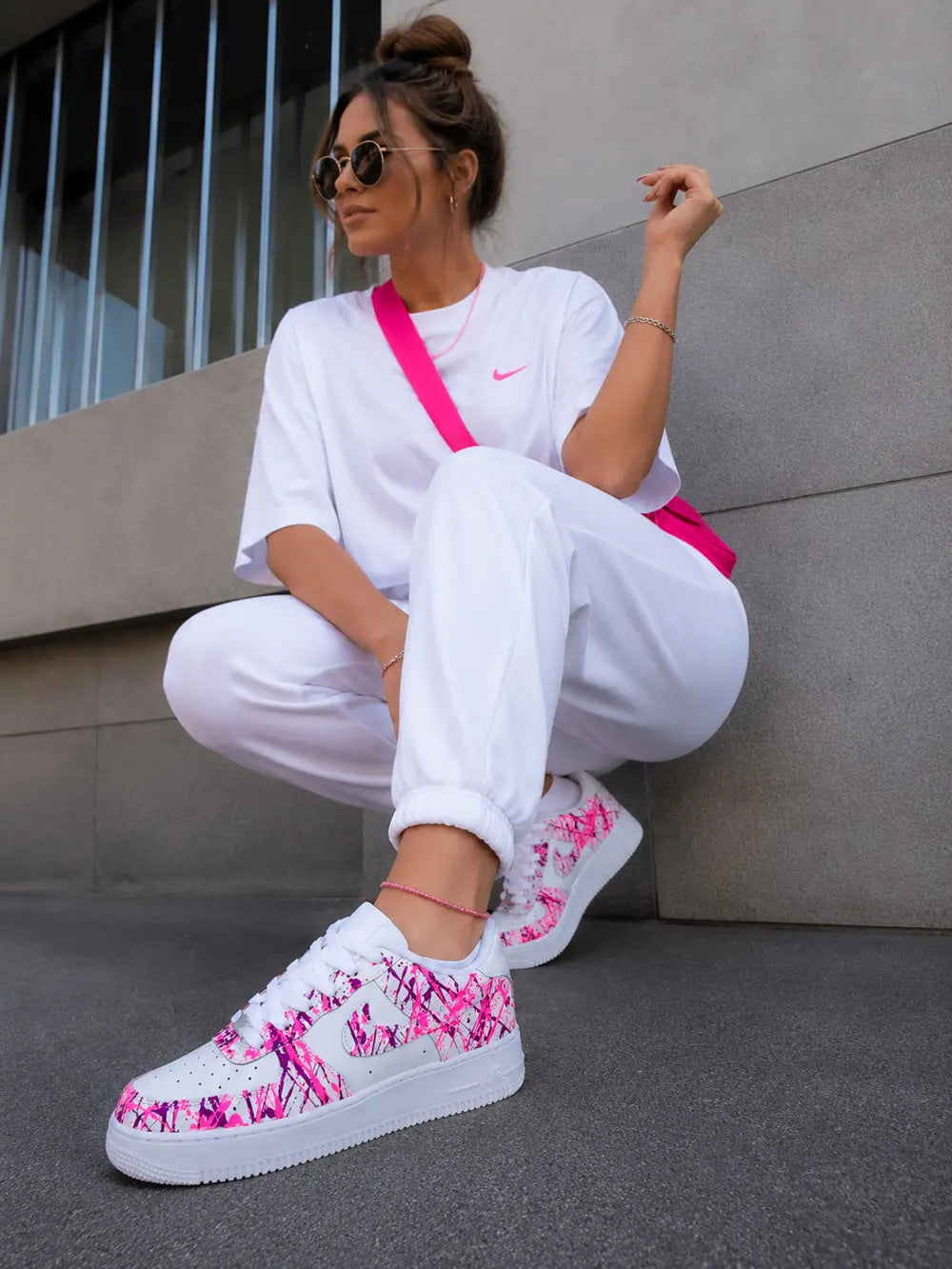 Basket custom femme Nike Air Force 1 avec motif peinture abstraite rose et violet, création artisanale premium style mode urbaine.
