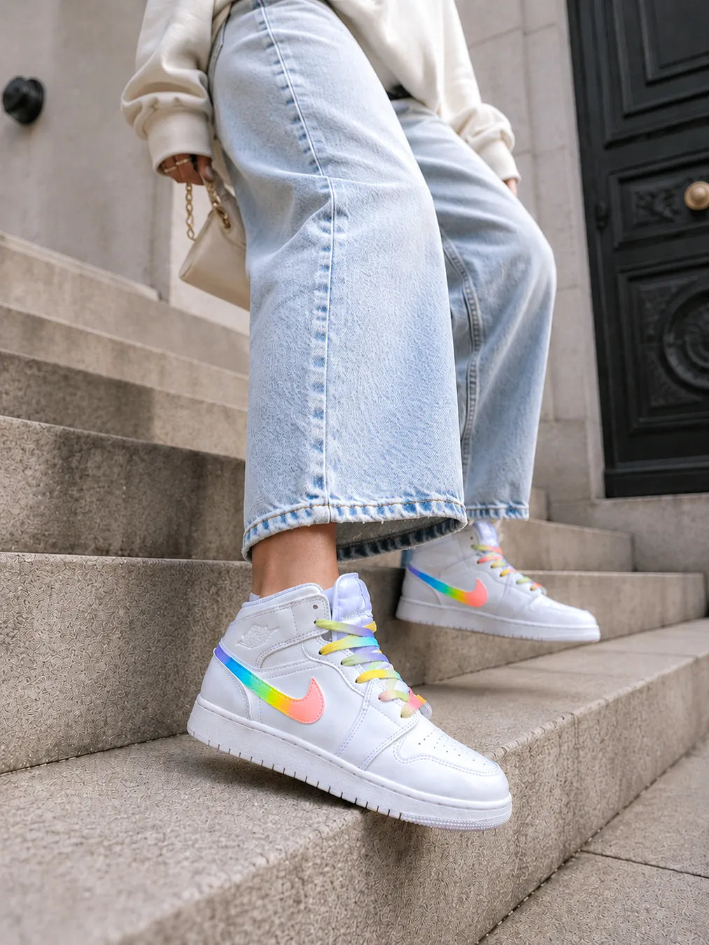 Air Jordan Mid custom pastel portée avec un jean oversize, basket personnalisée femme fabriquée à la main.