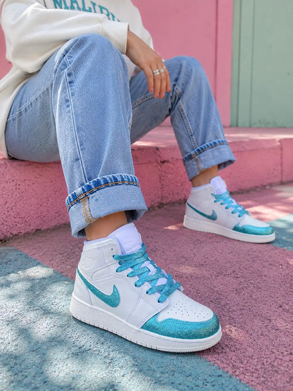 Basket custom femme Nike Jordan turquoise glitter photographiée en style Pinterest mode streetwear tendance