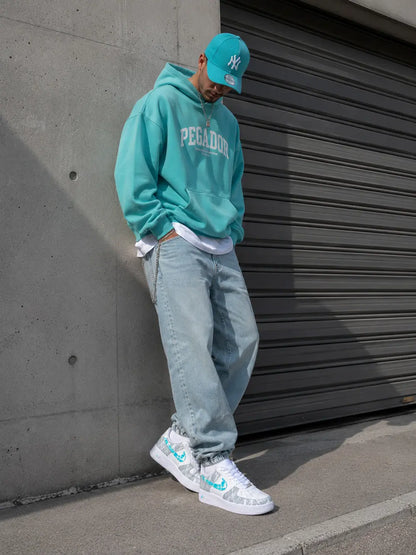 Basket custom Air Force 1 gris bleu turquoise portée avec look urbain homme, sneakers tendance premium.