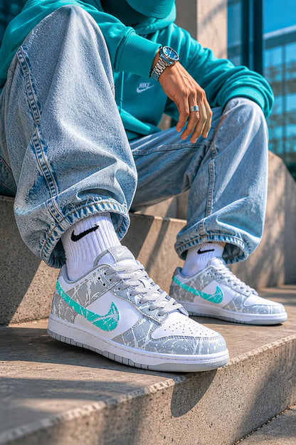 Sneakers Nike custom gris et turquoise dans un look urbain tendance, personnalisées à la main.