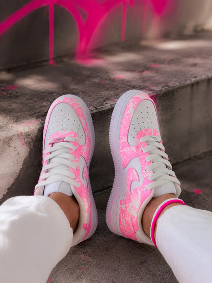 Basket femme Air Force 1 rose fluo vue du dessus avec détails personnalisés rose néon et style tendance premium.